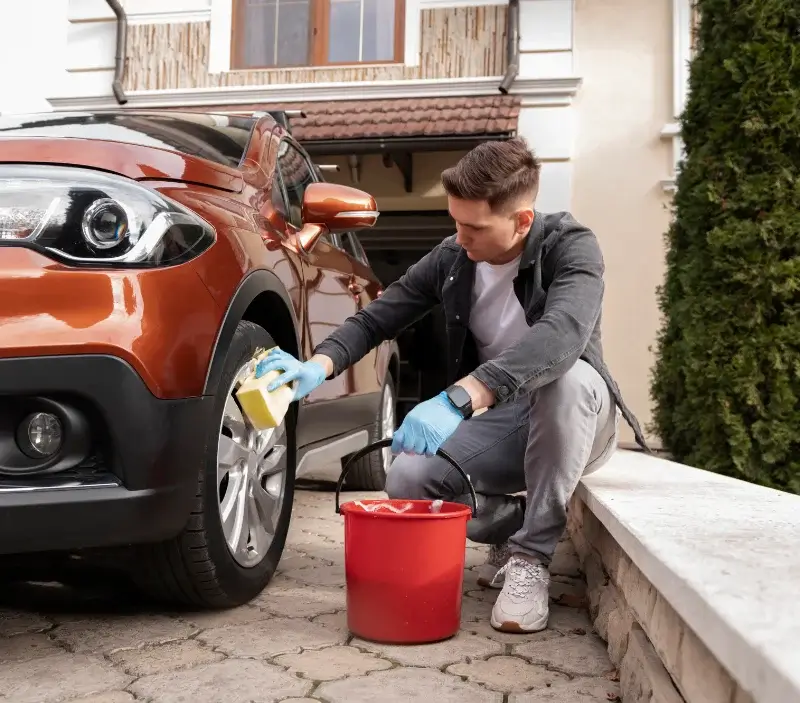 Lavage auto à domicile Le Boulay-Morin : professionnel intervenant sur un véhicule